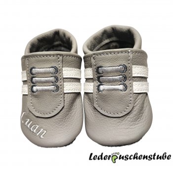 Lederpuschen Turnschuh grau mit Namen weiß rechts vorne Stickerei Schnürsenkel und Streifen weiß